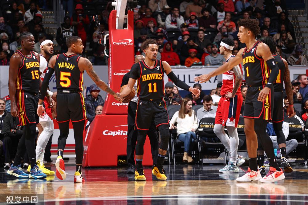 员讨论射门 员讨论射门